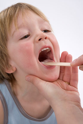 Diagnosticando a niño con garganta inflamada