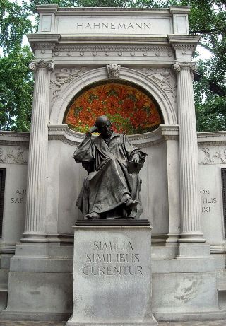 El 10 de abril, Día Mundial de la Homeopatía 2 Monumento a Samuel Hahnemann en Scott Circle, en Washington.